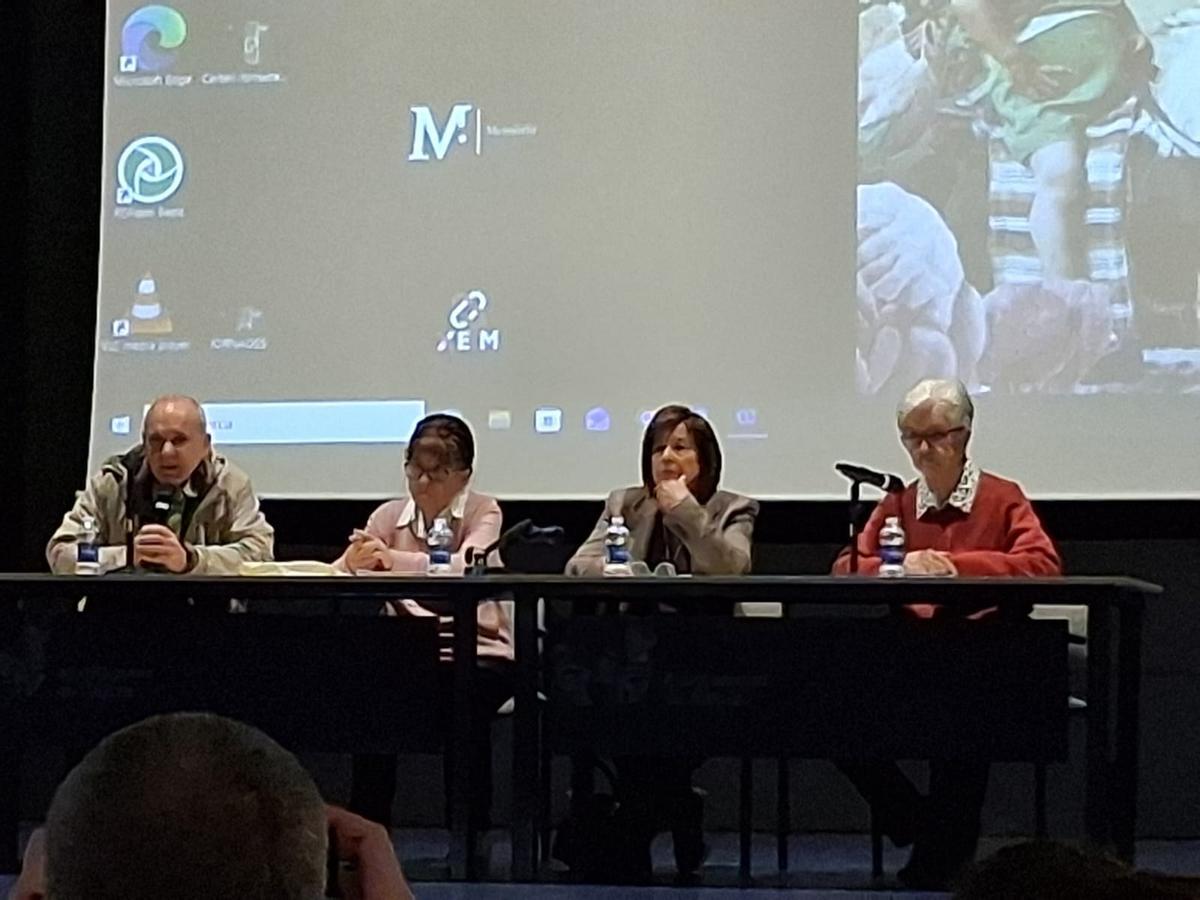 Participantes en una de las conferencias de las Jornades d'Educació i Memòria de Xàtiva.