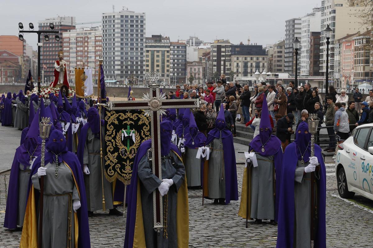 La procesión del Encuentro de Resurrección en Gijón, en imágenes