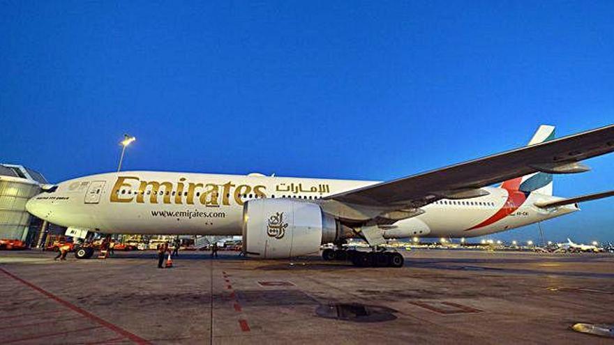 Un avió a l&#039;aeroport del Prat