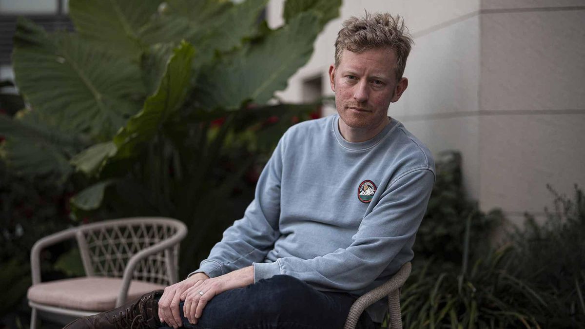 El escritor irlandés Colin Barrett, autor de 'Casas de Locos', en Barcelona.