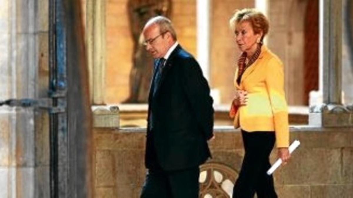 El 'president' José Montilla y la vicepresidenta María Teresa Fernández de la Vega, ayer, poco antes de la reunión en el Palau de la Generalitat.