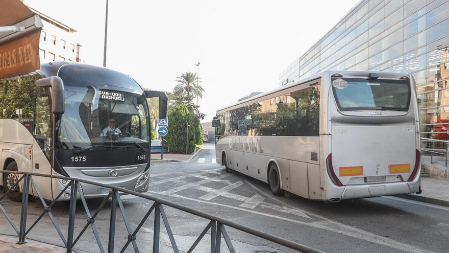 Orihuela asume el coste de ampliar paradas y frecuencias de los autobuses interurbanos