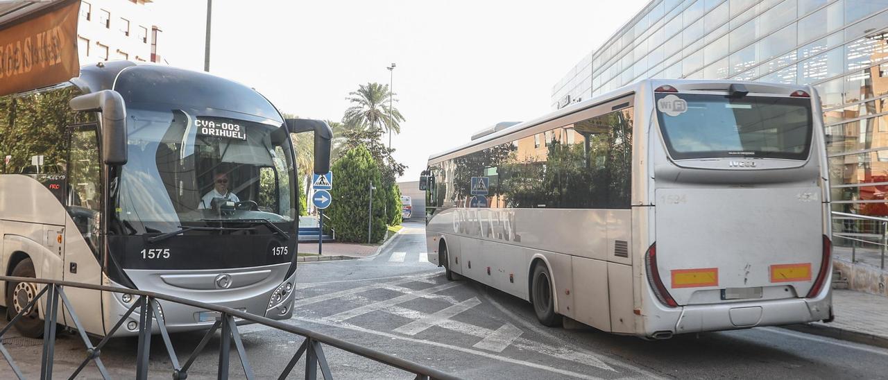 Unos autobuses de Costa Azul (Avanza) en las inmediaciones de la estación de Orihuela.