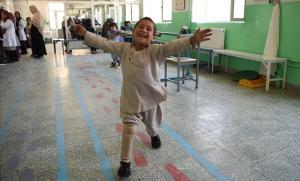 Ahmad Sayed Rahman, un niño afgano de cinco años que perdió su pierna derecha cuando fue alcanzado por una bala en el fuego cruzado de un gesto de batalla mientras baila con su pierna protésica en el hospital del Comité Internacional de la Cruz Roja del CICR para víctimas de la guerra. y los discapacitados en Kabul