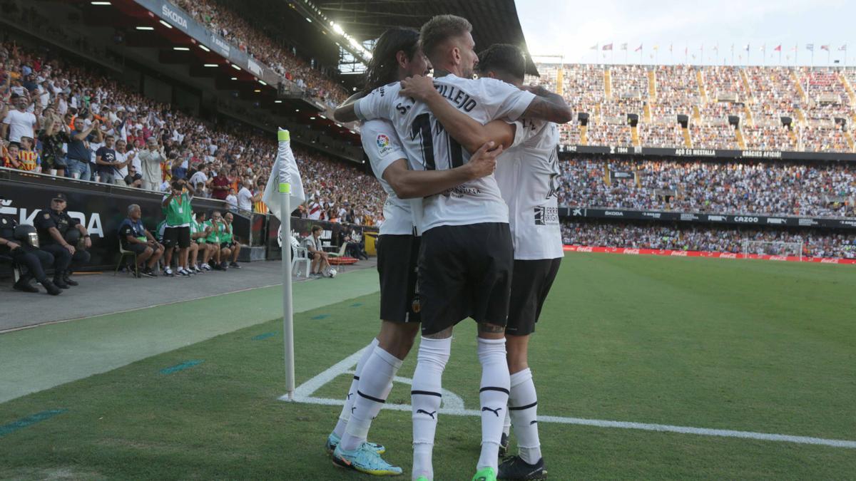 Samu Castillejo festeja el primer gol junto a sus compañeros.