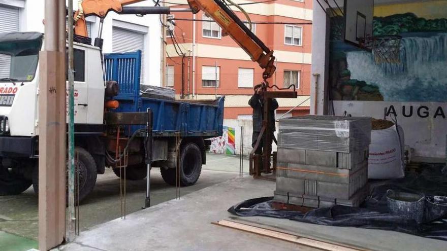 Un camión descargaba ayer material para el cerramiento lateral del patio cubierto del CEIP Nazaret. // S.Á.