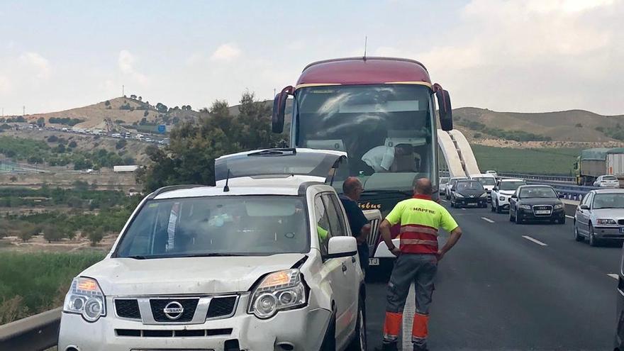 Uno de los coches que ha participado en la colisión, con el morro dañado