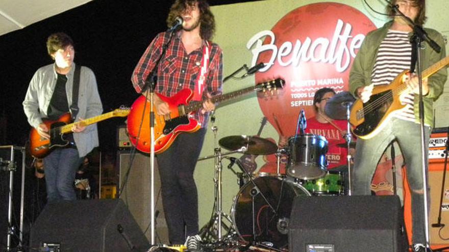 The Loud Residents, en plena actuación en el Benalfest de Puerto Marina.