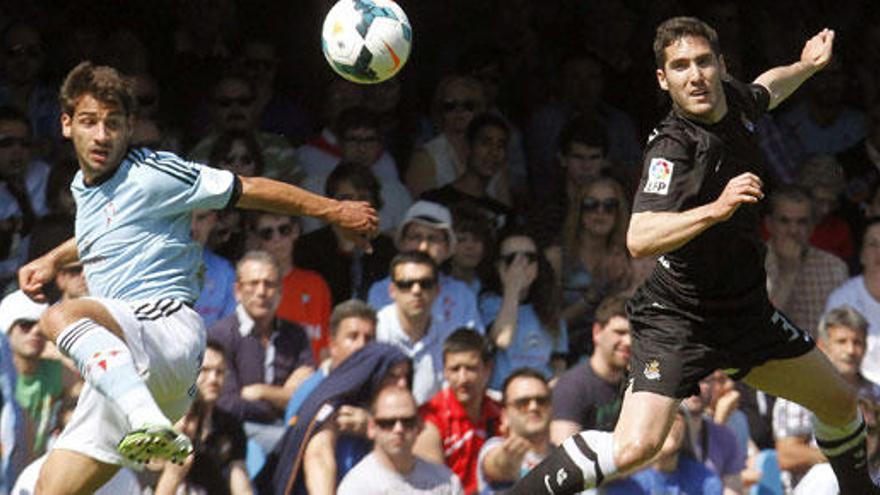 Jonny Castro (i) pelea un balón con Joseba Zaldúa.