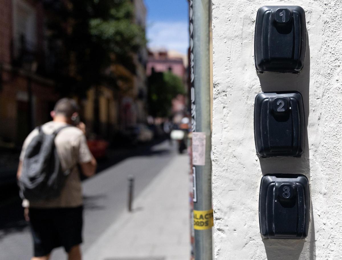 Caja de seguridad para las llaves de una piso de alquiler turístico, en Madrid.