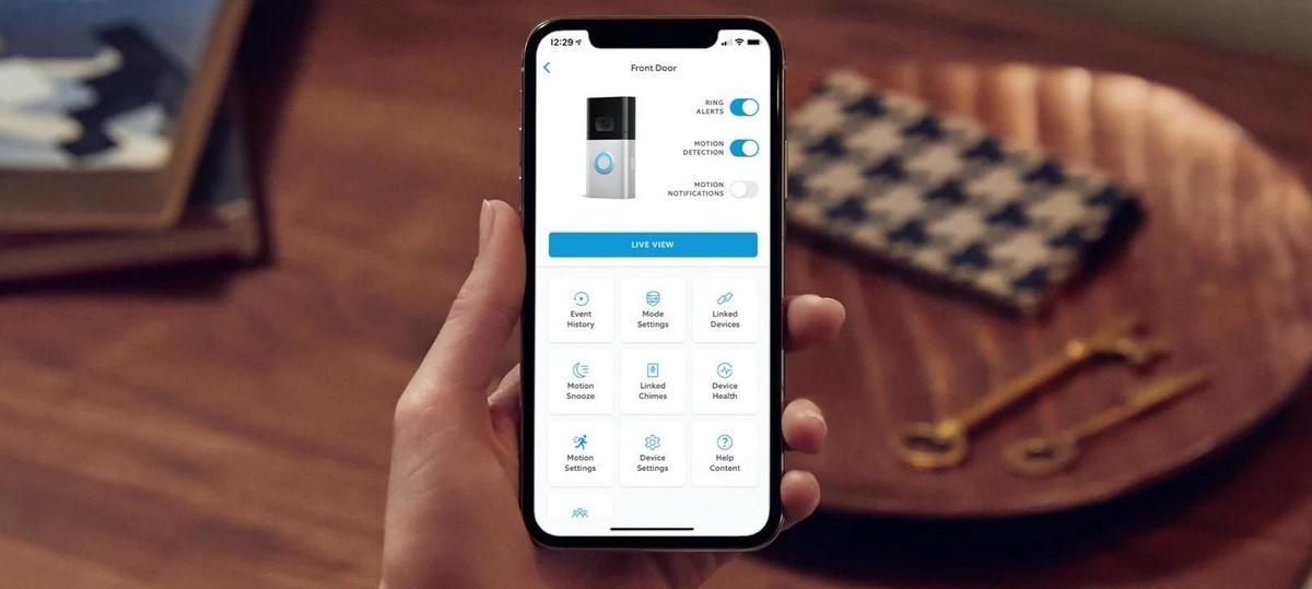 Con la app de Ring, puedes ver, oír y hablar con tus visitas estés donde estés.