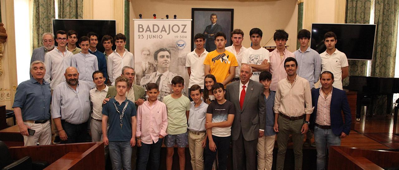 Perera, a la derecha, con los alumnos de la Escuela Taurina de Badajoz, ayer en el salón de plenos de la diputación pacense.