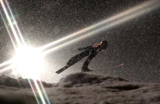 El japonés Ryoyu Kobayashi realiza un salto durante una sesión de entrenamiento para la Copa del Mundo de salto de esquí en Zakopane (Polonia),