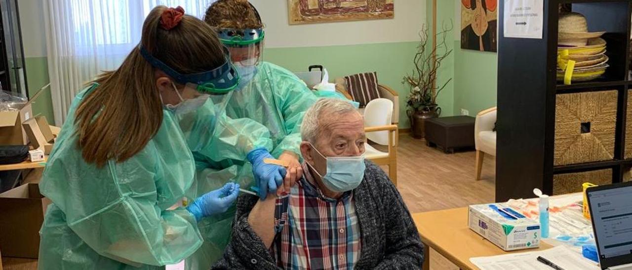 Un hombre de 86 años recibe la primera dosis de la vacuna de Pfizer.