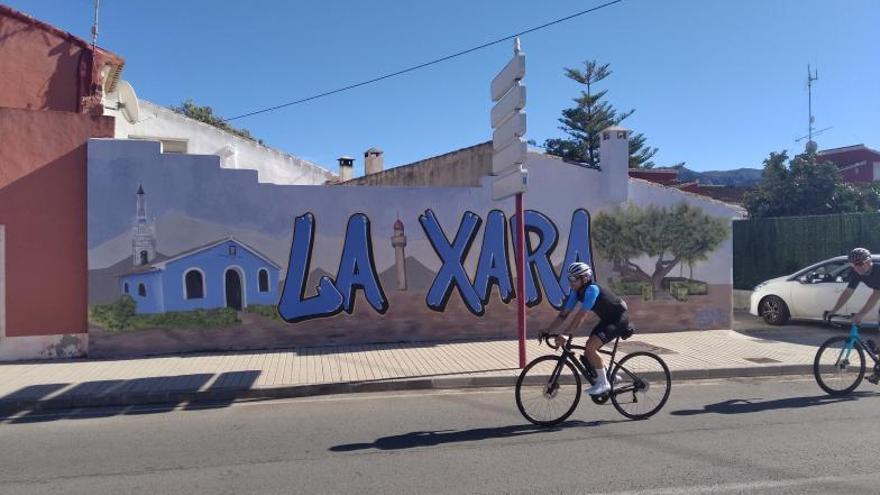 Un ciclista pasa ante el mural. | A. P. F.
