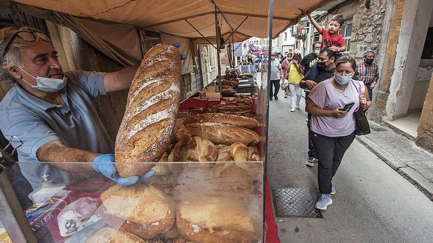 La fira d’artesans recupera espai i guanya visitants