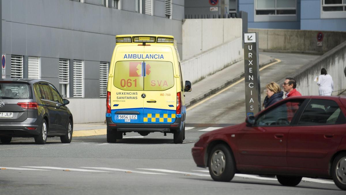 Una ambulancia del 061 en los accesos al Hospital de A Coruña.