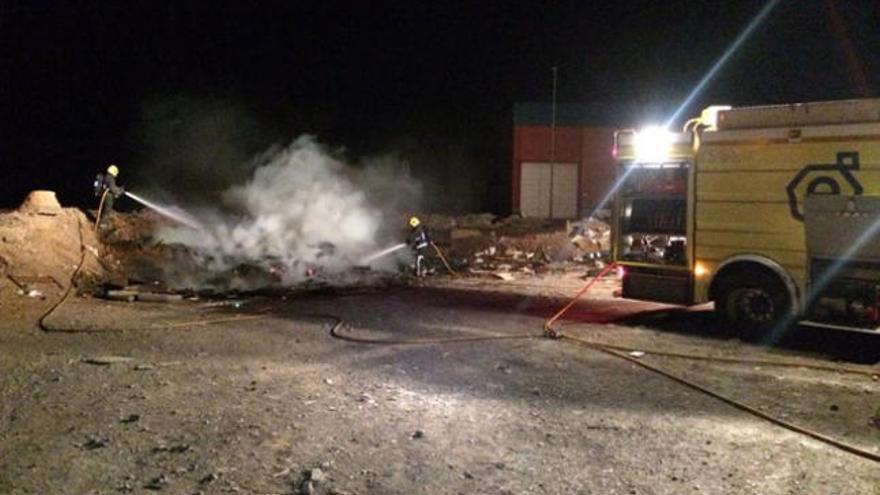 Incendio junto a un almacén