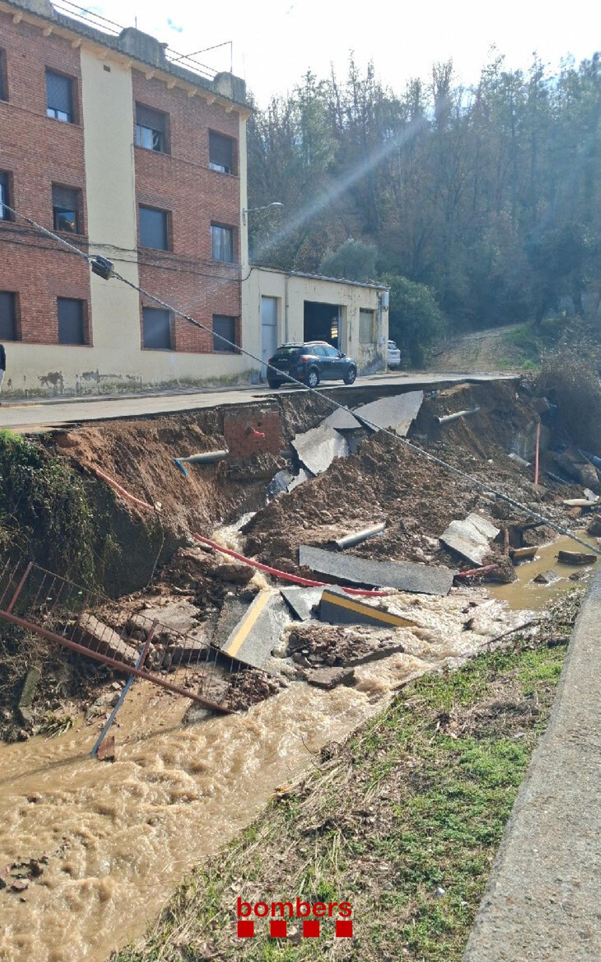 Esfondrament parcial de la calçada al carrer Pla de la Coma d'Anglès