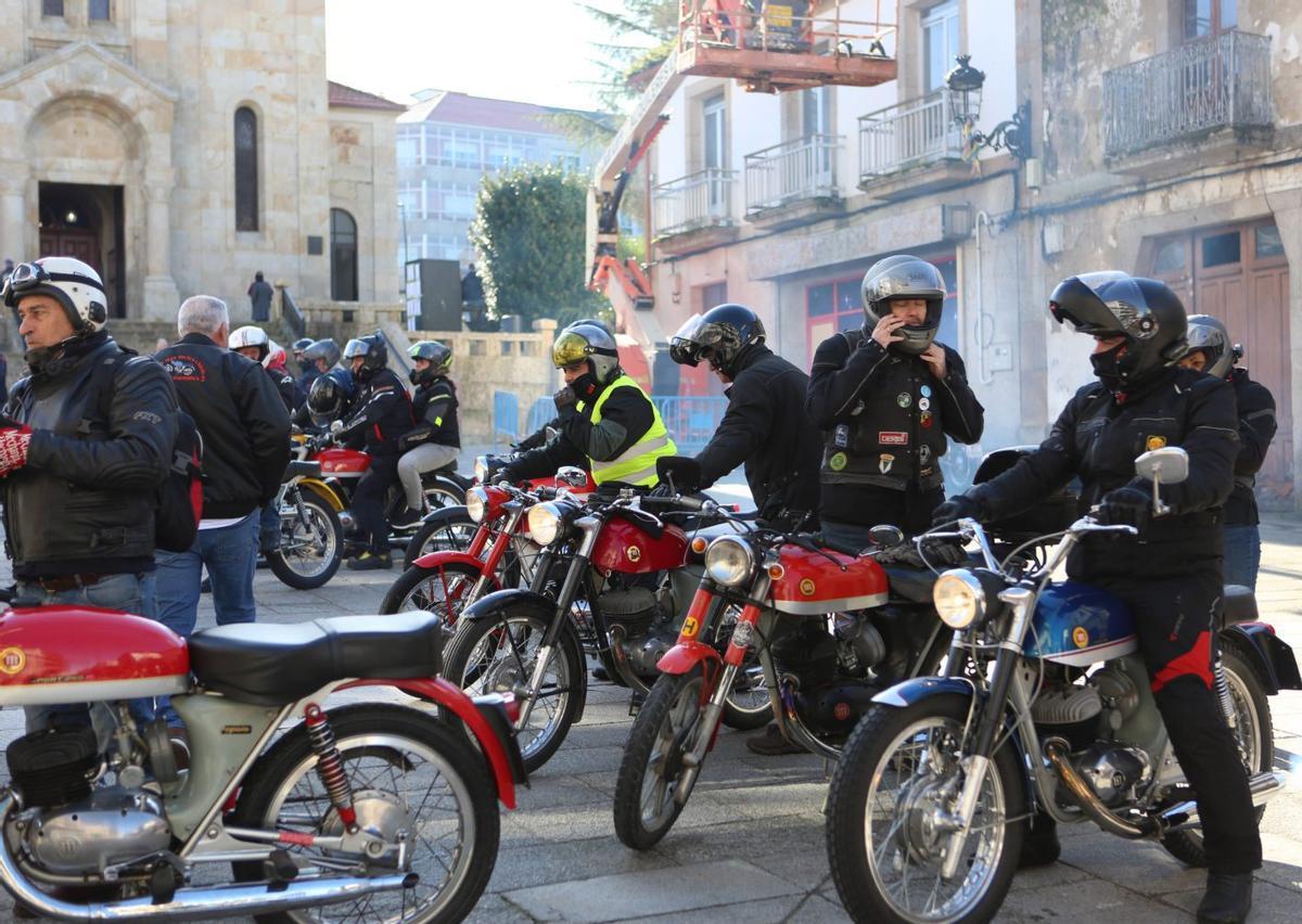 Participantes en la Xuntanza Impala Galega, ayer, en la Praza da Igrexa de Lalín.