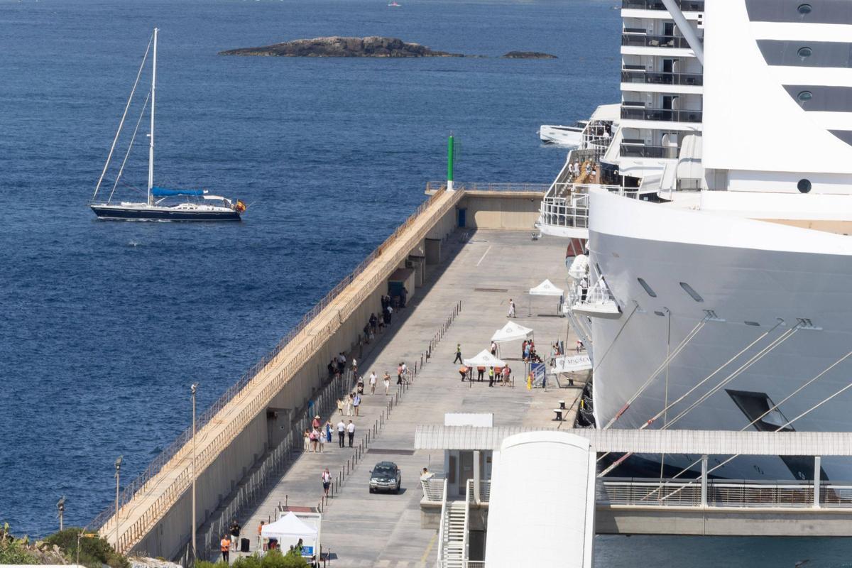 Los cruceristas arribados a Botafoch de Ibiza, en imágenes