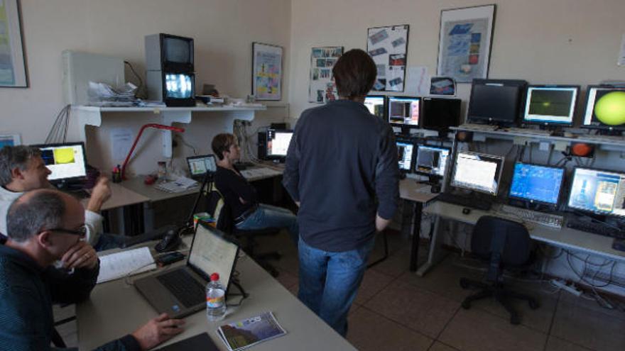 Varios investigadores trabajan en las instalaciones del Instituto de Astrofísica de Canarias (IAC) ubicadas en Izaña.