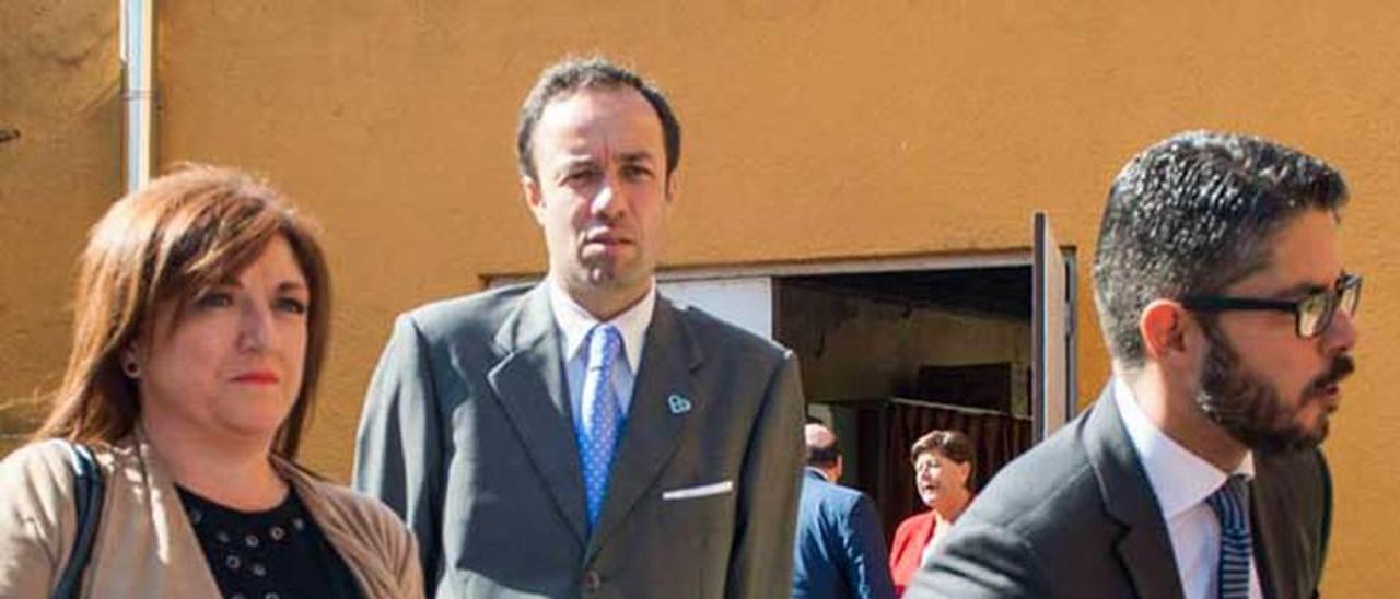 Eduardo Rodríguez, entre Belén Fernández Acevedo y Antuña.