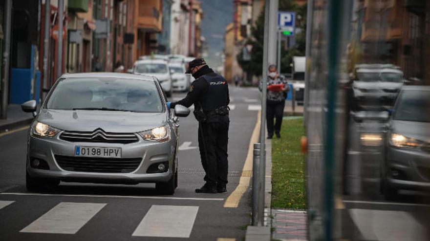 Una agente de la Policía Nacional durante un control en La Laguna.