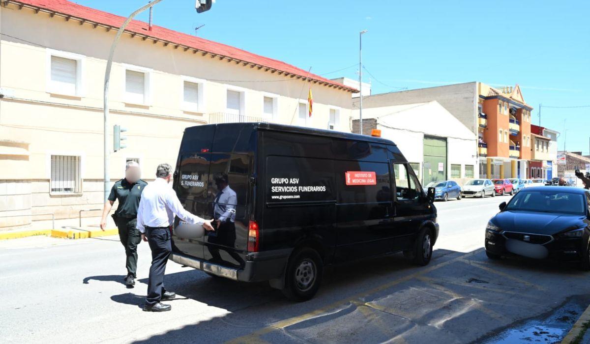Investigación abierta en el cuartel de Dolores tras hallarse los cuerpos de un guardia civil, su mujer y su hijo