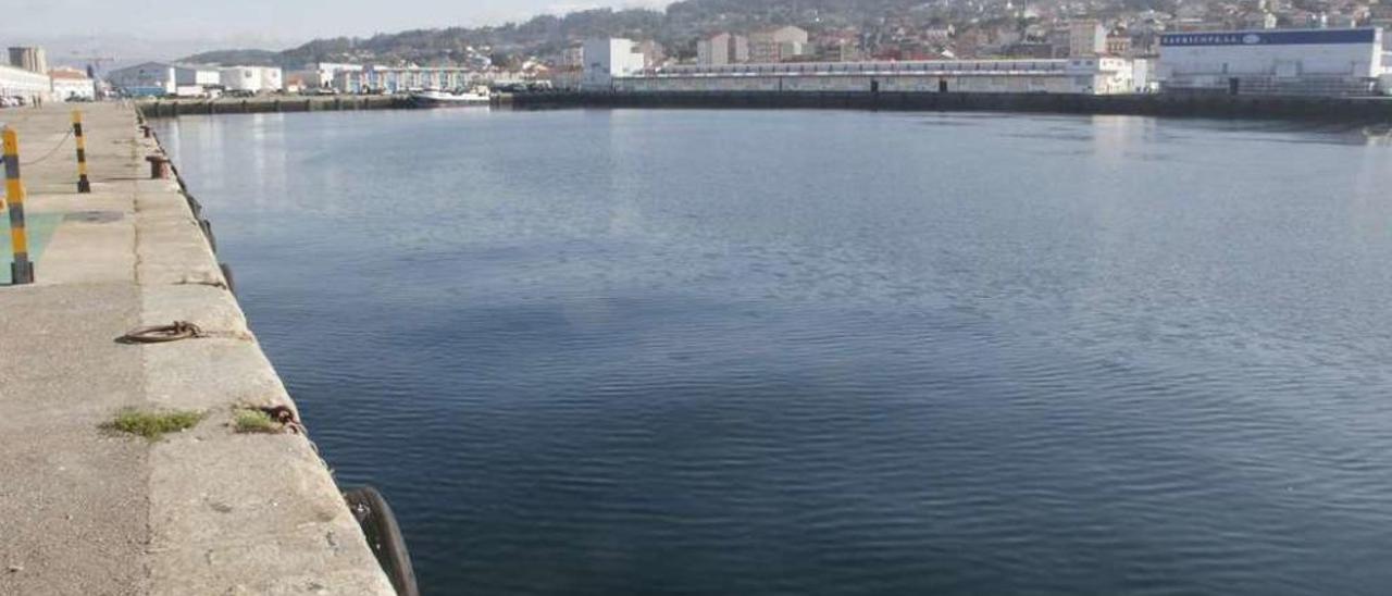 El puerto pesquero, antaño colmado de barcos, ahora ofrece una imagen muy distinta. // S.A.