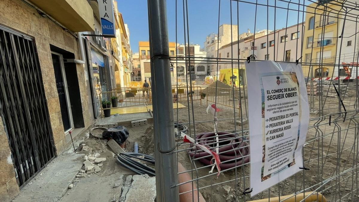 Imatge del cartell recordant que el comerç de Blanes segueix obert