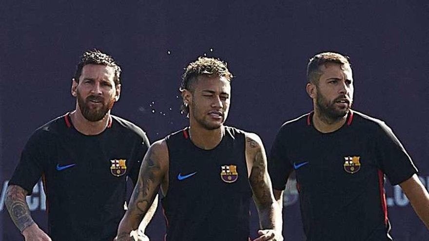 Neymar, junto a Messi y Alba, en un entrenamiento. // Efe