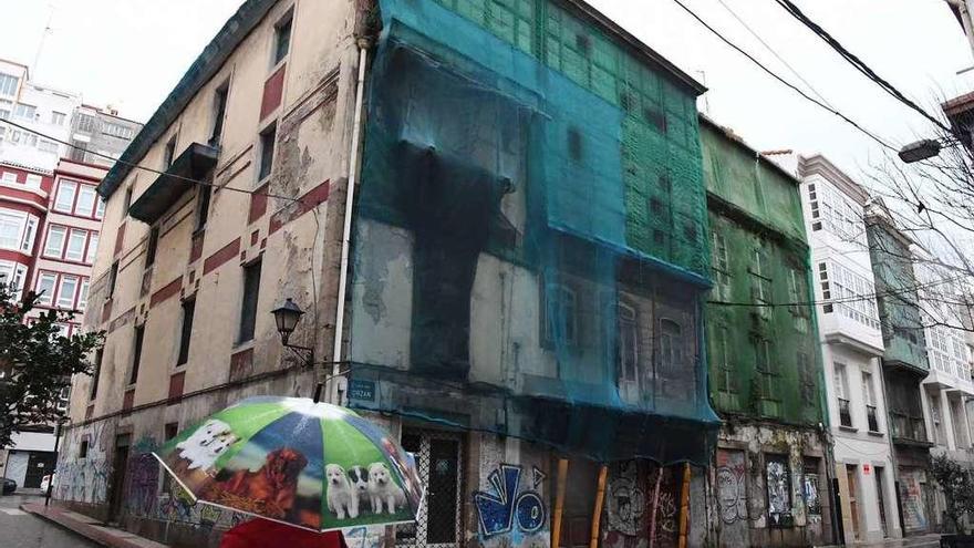 Edificios de viviendas abandonados en la calle Orzán.