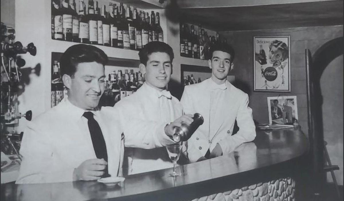 Barkeeper in den Anfangszeiten der 1976 gegründeten Hoteliersvereinigung.  | FOTO: ANTONI FLAQUER