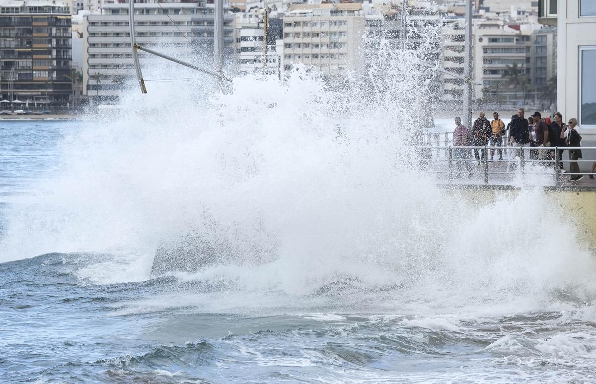 El mar invade la avenida de la Playa de Las Canteras por el fuerte oleaje causado por la borrasca Therese.
