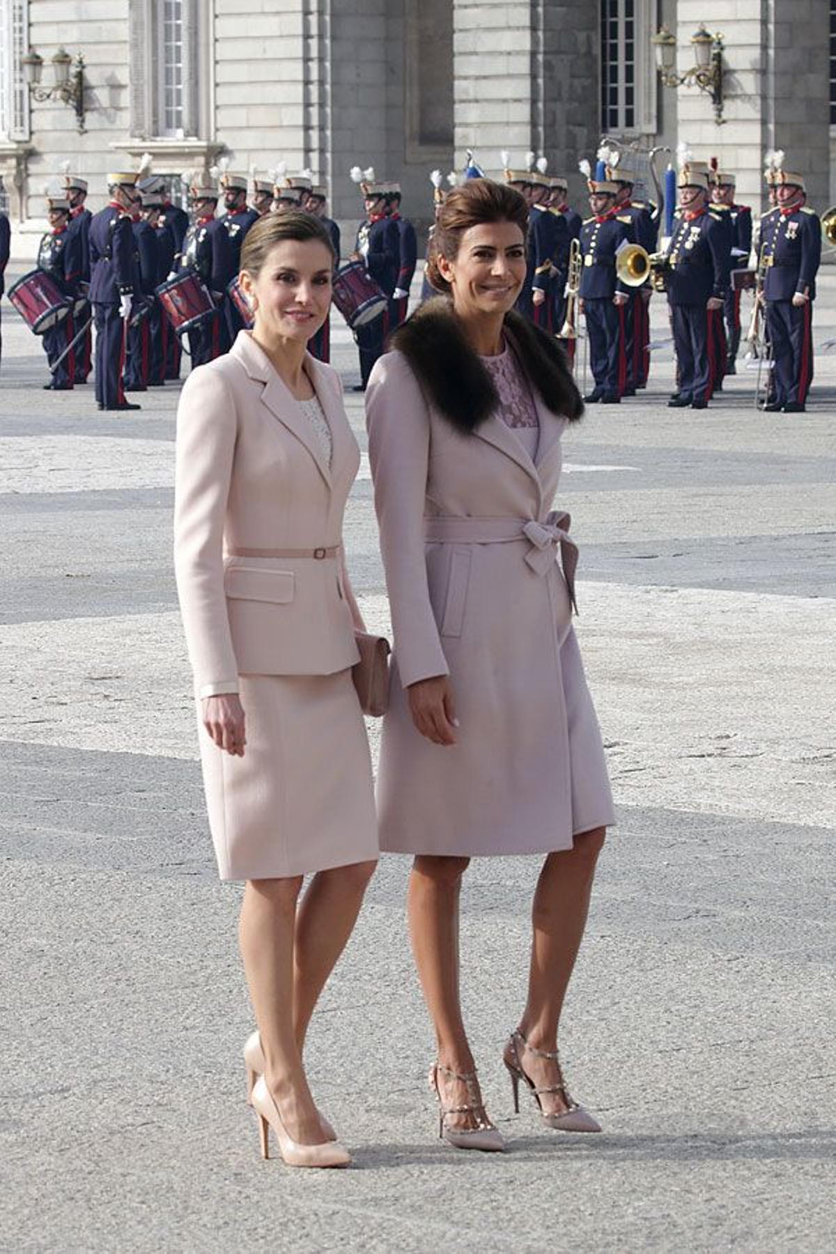 Letizia Ortiz y Juliana Awada con looks de rosa en el Palacio Real