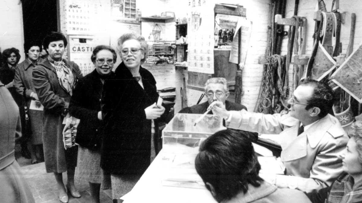 Varias mujeres participan en el referéndum de la Constitución en una mesa de votación habilitada en la plaza de toros de Valencia, el 6 de diciembre de 1978.