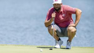 Rahm estudia un putt durante la primera vuelta del LIV Golf Miami