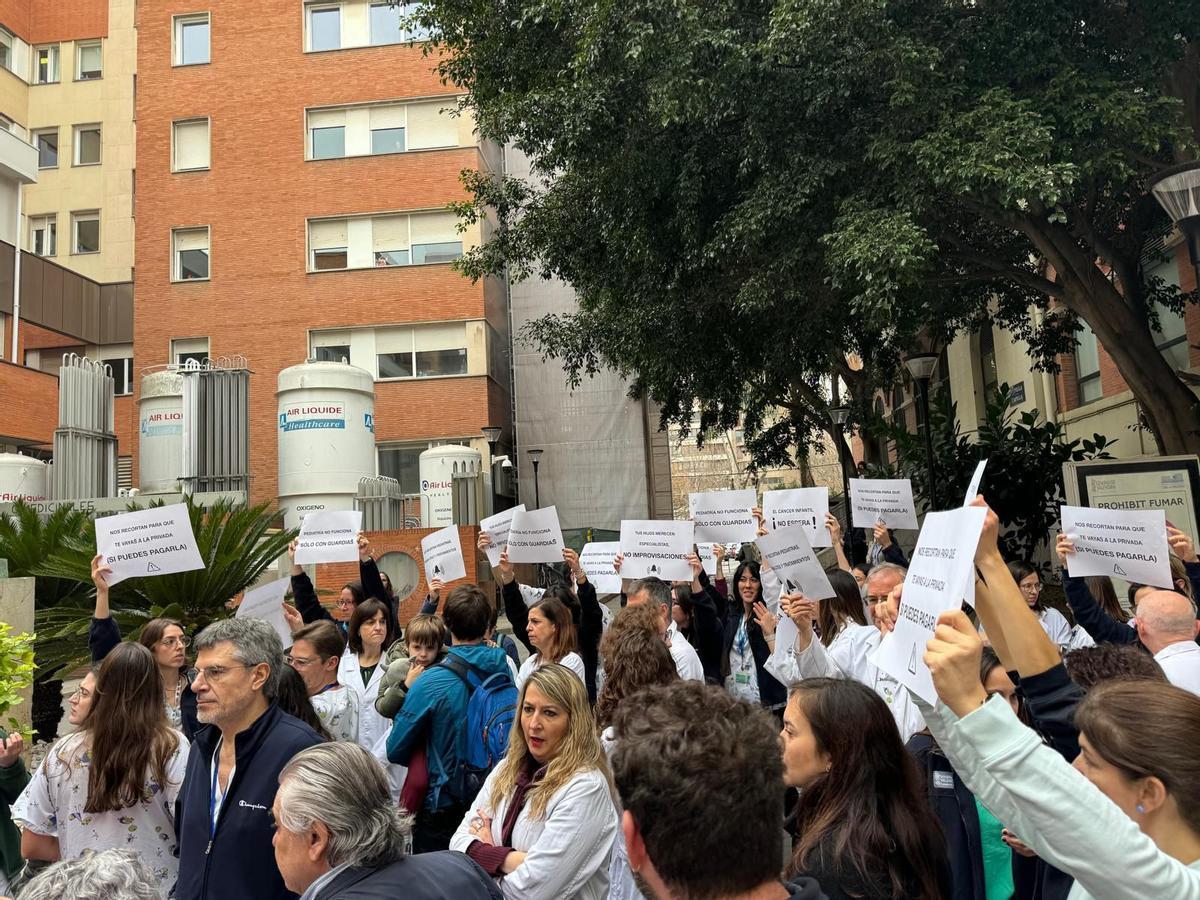 Personal de ATC protesta a las puertas del hospital Clínico este lunes.