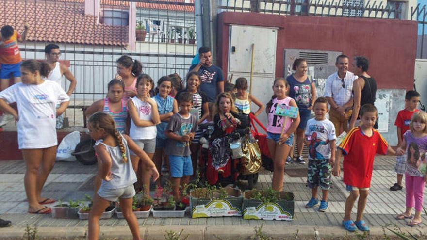 El edil de Medio Ambiente (camisa clara) con padres y escolares.