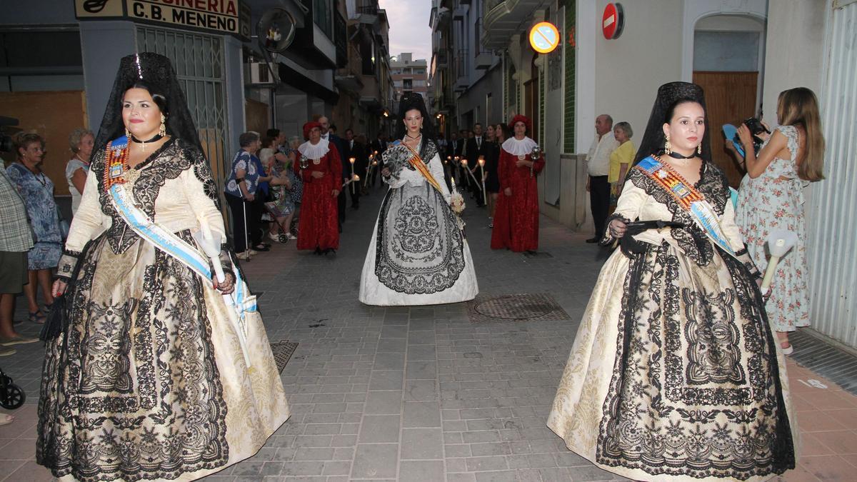 La reina de la Vila, Paula Casino, junto a las damas de su corte de honor, Ainara Moreno y Rocío Valero.