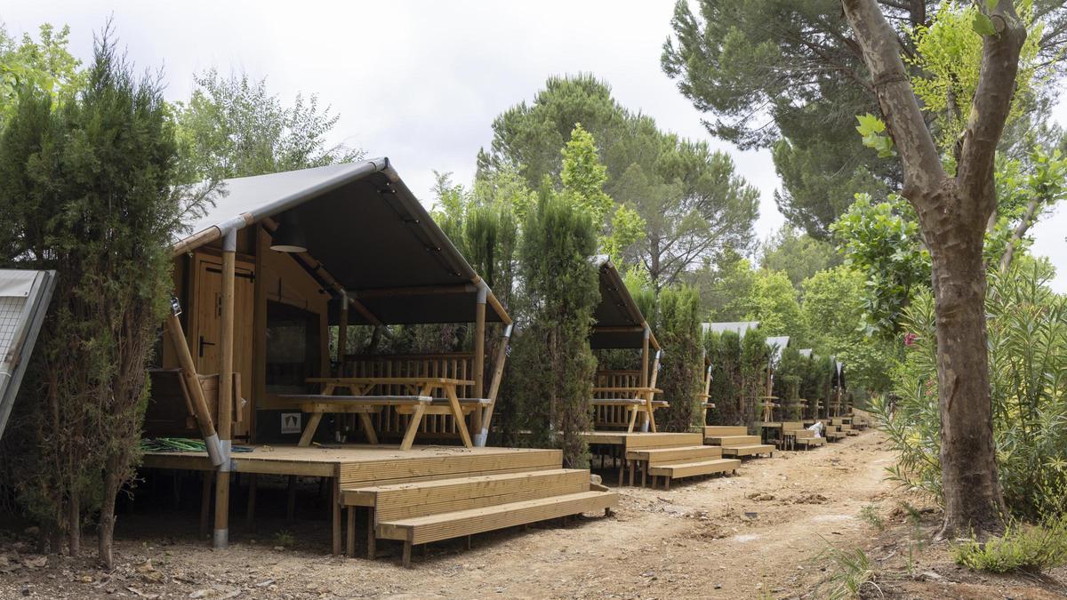 Cabañas instaladas en el glamping de Anna, que abrirá sus puertas en breve.