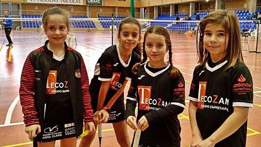 Las jóvenes jugadoras del Bádminton Zamora posan para las cámaras en Villamuriel de Cerrato.