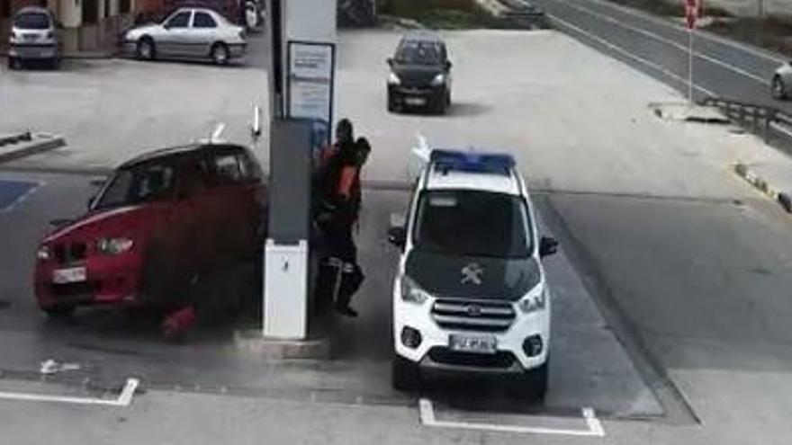 VÍDEO: Una imprudència al volant, a punt de causar una tragèdia en una gasolinera