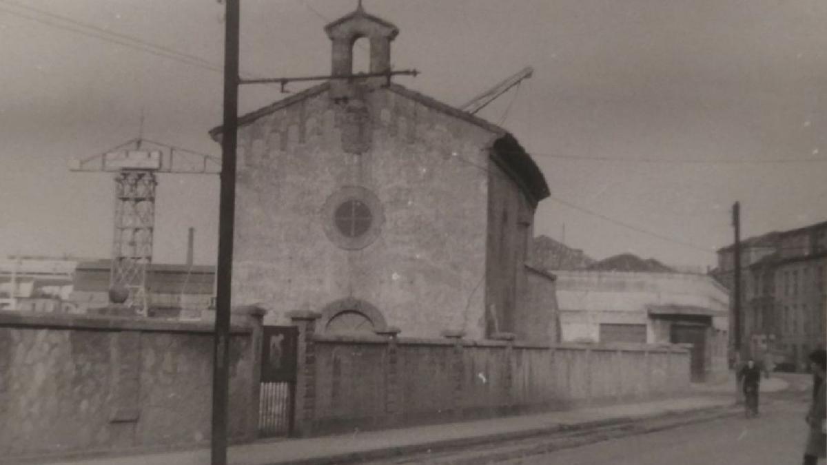 Vista de la capilla hacia 1960, con las vías del tranvía pasando a su lado.