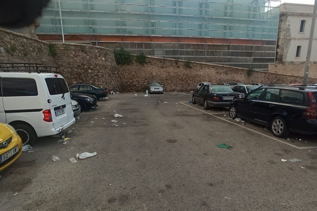 Así ha quedado la zona donde se ha llevado acabo el macrobotellón de Cartagena