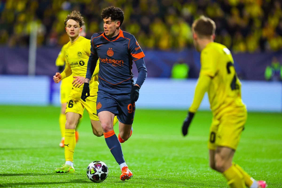 Bastoni jugando contra el Bodø/Glimt en la UEFA Champions League