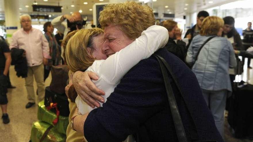 Emigrantes gallegos en Argentina, a su llegada al aeropuerto de Alvedro. // Carlos Pardellas