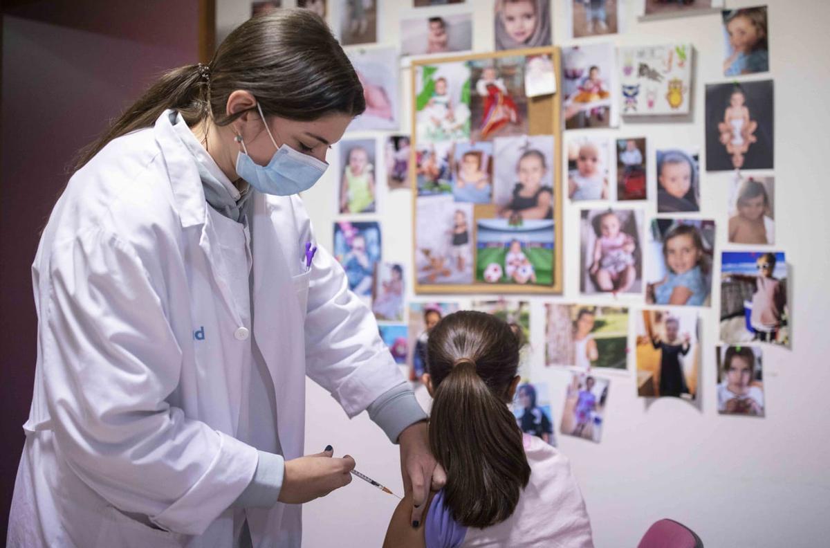 Niños y niñas se vacunan en Huesca