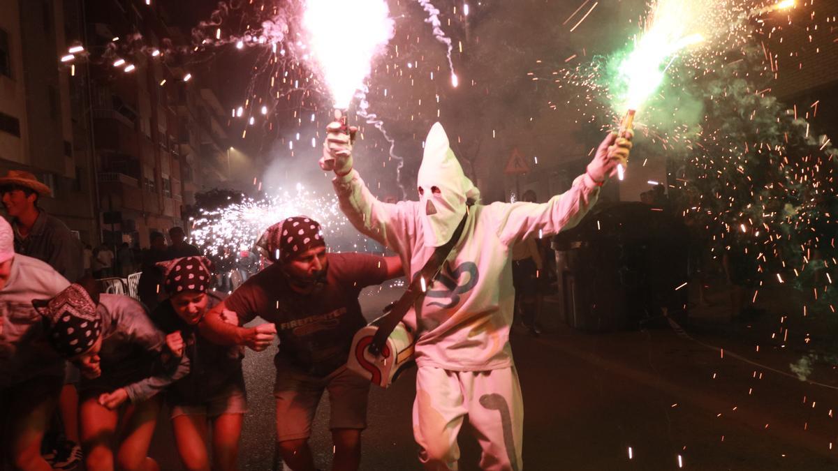 Un dimoni participa, junto a otros ciudadanos, en la Nit Màgica de Xarxa Teatre.